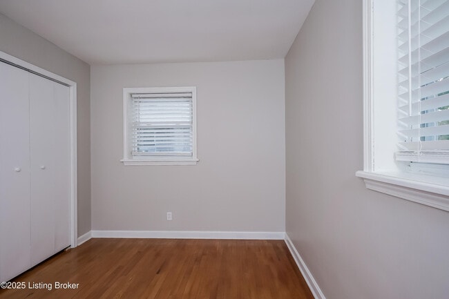 Building Photo - 2410 Farnsley Rd