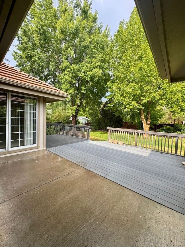 Building Photo - Spacious 3 Bed + Office | 3 Bath | 3-Car G...