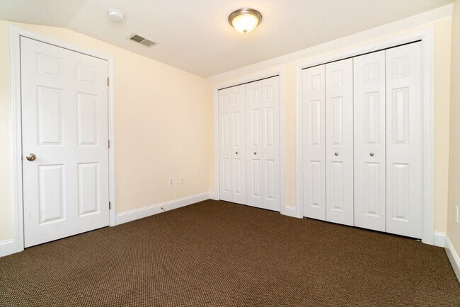 Building Photo - 15 Buckingham St