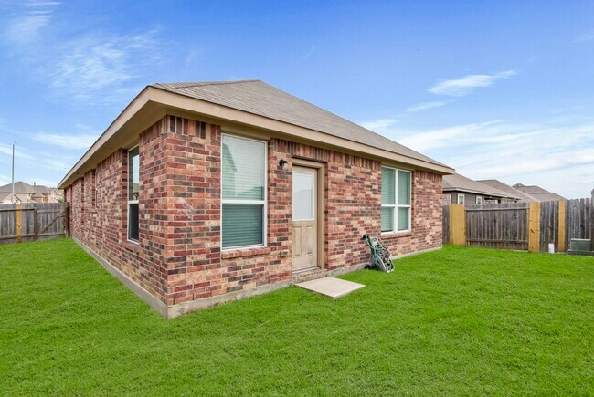 Building Photo - 2335 Spring Hollow Dr