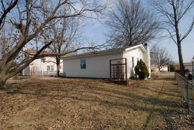 Building Photo - 10 Jenny Lind Dr