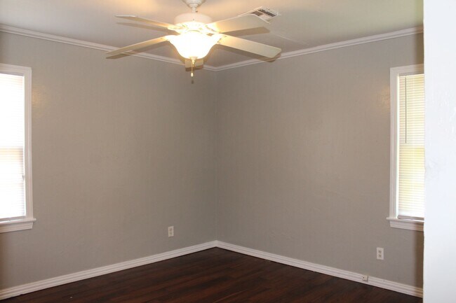 Building Photo - Comfy & Practical!