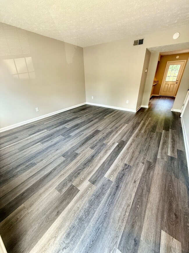 Building Photo - Awesome 2 Bed 1.5 Bath Condo in Hermitage ...