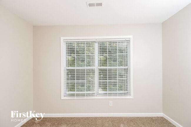 Building Photo - 501 Willowview Dr