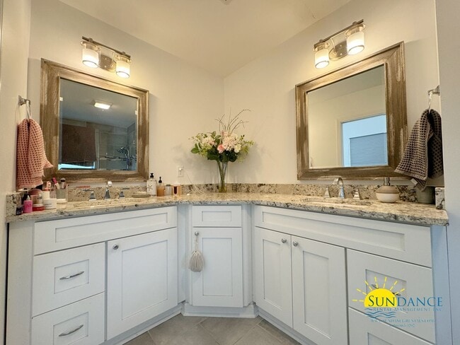 Building Photo - Stunning 3 Bedroom Home near Hurlburt Fiel...