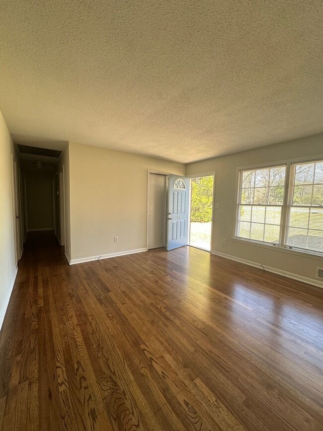 Building Photo - 3 bedroom home near Wire Park