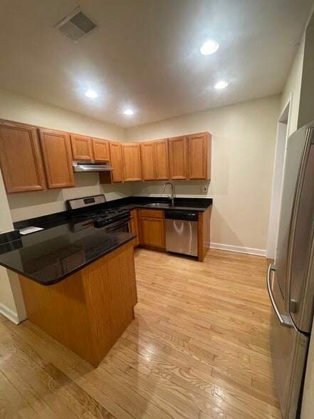 Building Photo - 5120 N Kenmore Ave