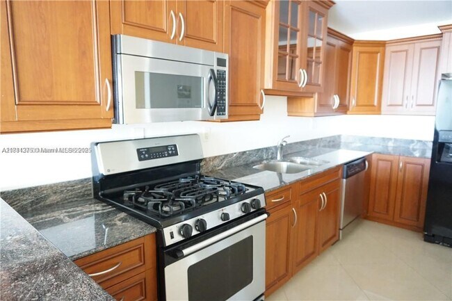 Building Photo - 3140 S Ocean Dr