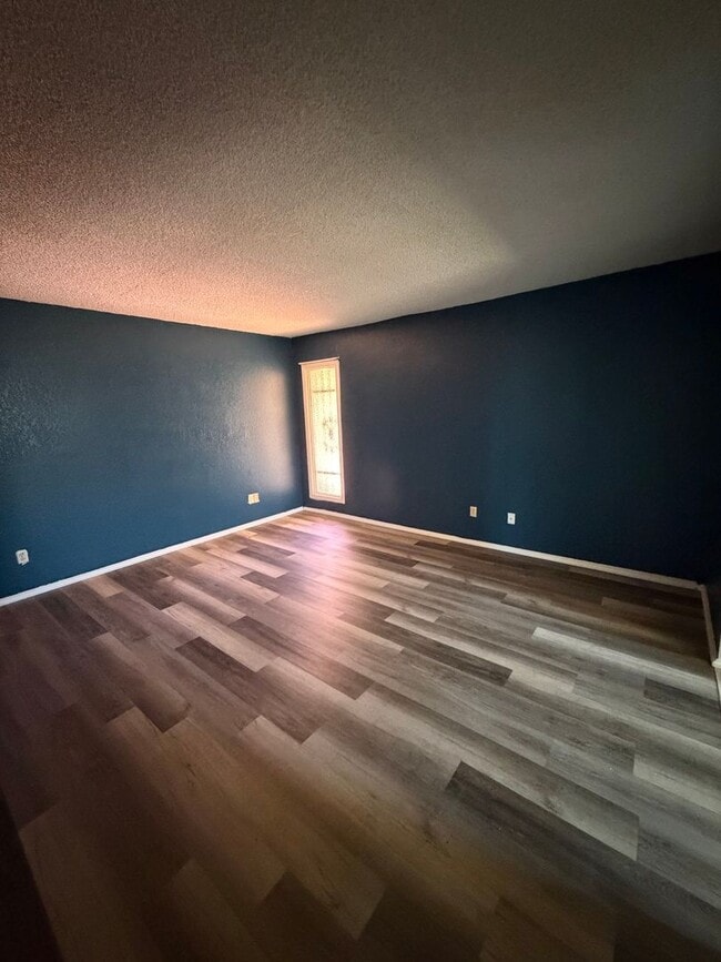 Building Photo - Great Central  Home
