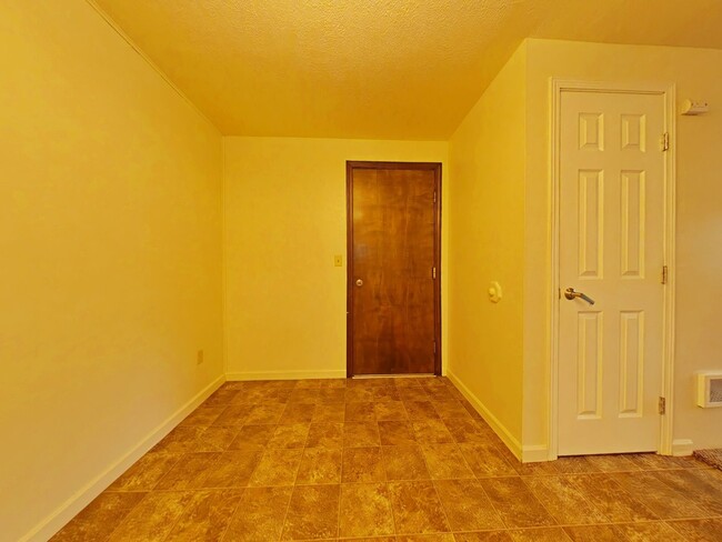 Building Photo - WINTER SPECIAL ~ $945 OFF FIRST MONTH RENT