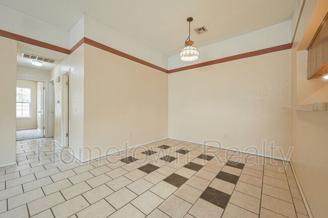 Building Photo - 2000 Twisted Oak Cir