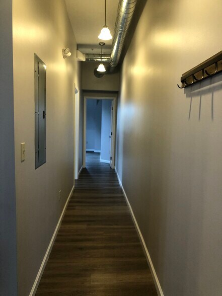 Building Photo - 437 W 6th St