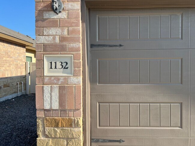 Building Photo - Luxury 3/2 Duplex in Seguin, Texas