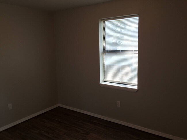 Building Photo - Adorable cottage is right in the heart of OKC!