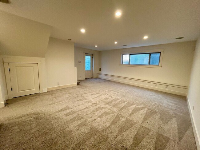 Building Photo - Queen Anne Townhouse