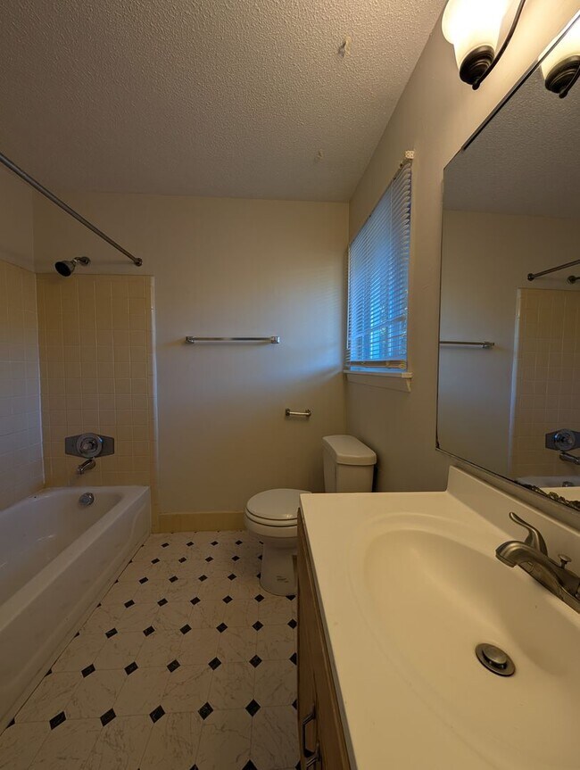 Building Photo - 2 Bedroom Walking Distance to NCSU!