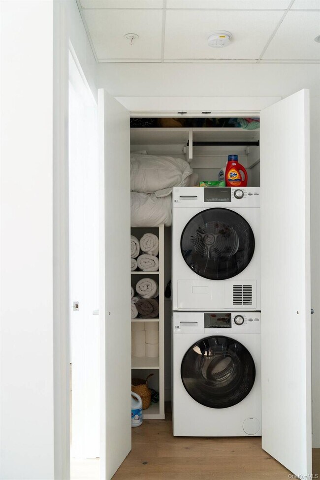 Building Photo - 249 Main St