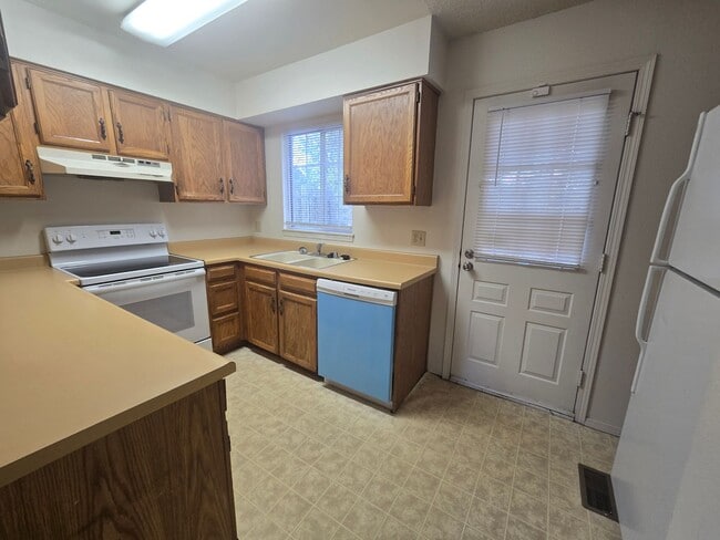 Building Photo - 2 Bedroom Townhome