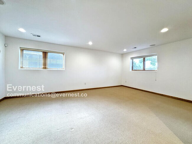 Building Photo - 990 Utica Cir