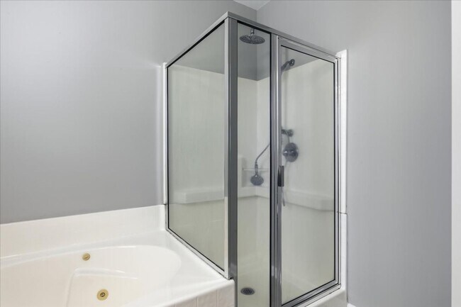 Building Photo - Spacious 5-Bedroom Home in the Live Oak Co...