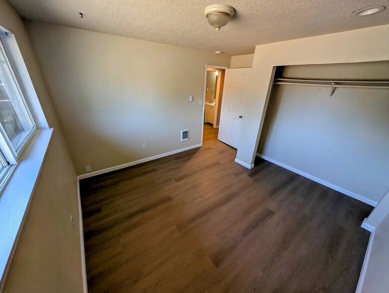 Building Photo - 10613 S Sheridan Ave