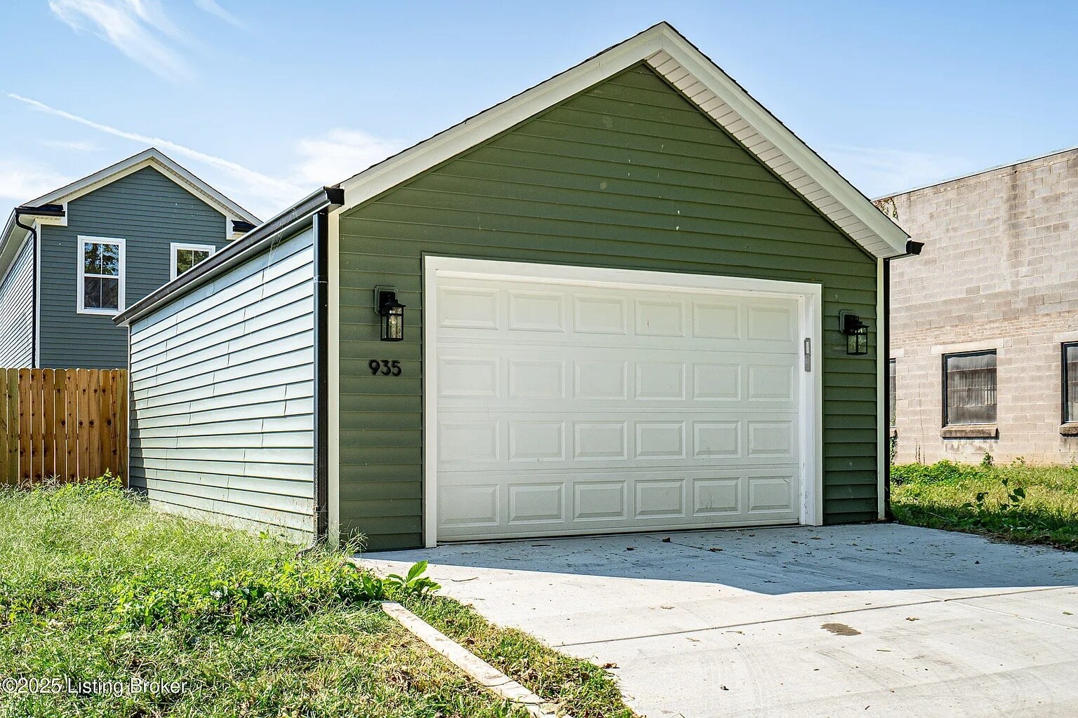 Building Photo - 935 E Madison St