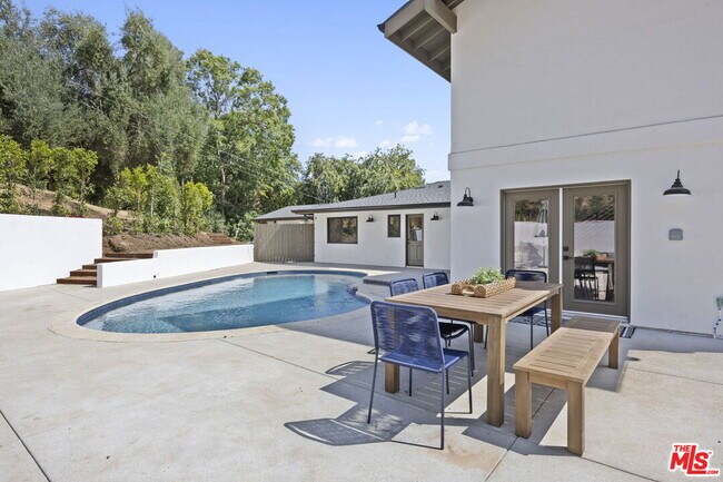 Building Photo - 1131 Rancho Dr