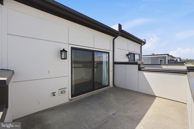 Building Photo - 16122 Columbus Ave