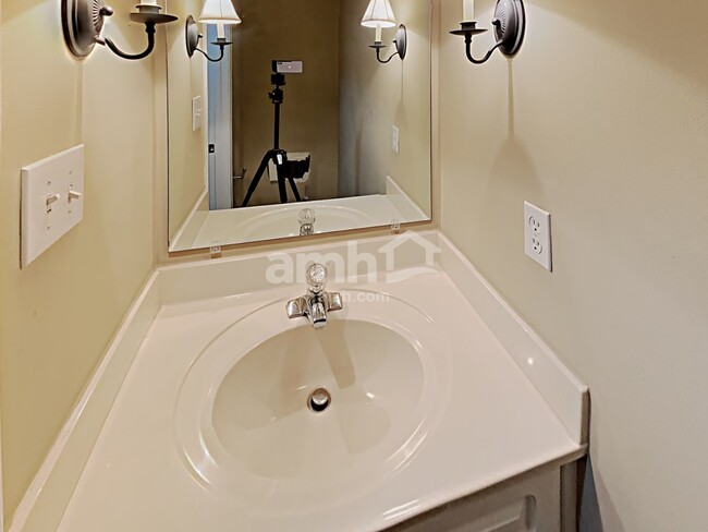 Building Photo - 14921 Ashlight Dr