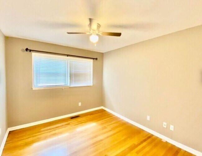 Building Photo - Great rental in South Huntsville with a FE...