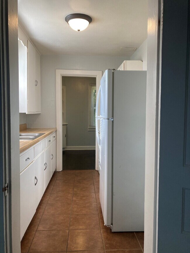 Building Photo - 3 Bedroom, 1 Bath House for Rent – Cozy & Convenient!