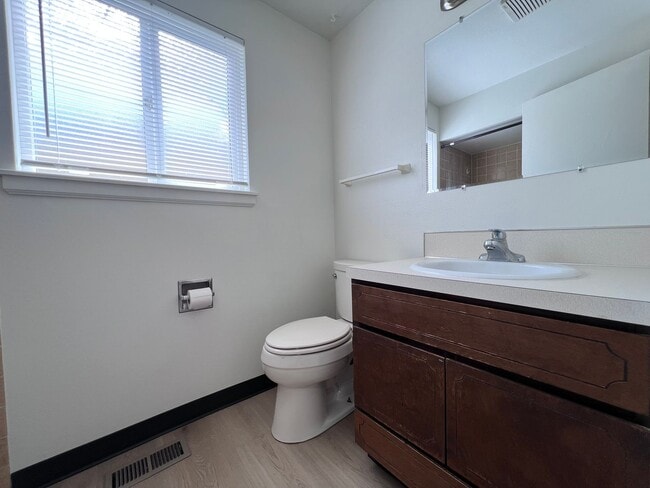 Building Photo - 1106 SW Fox Ct