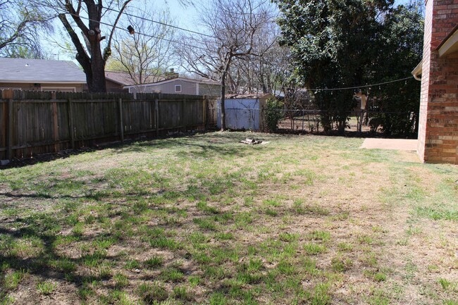 Building Photo - 4-BEDROOM NEAR THE MEDICAL CENTER!