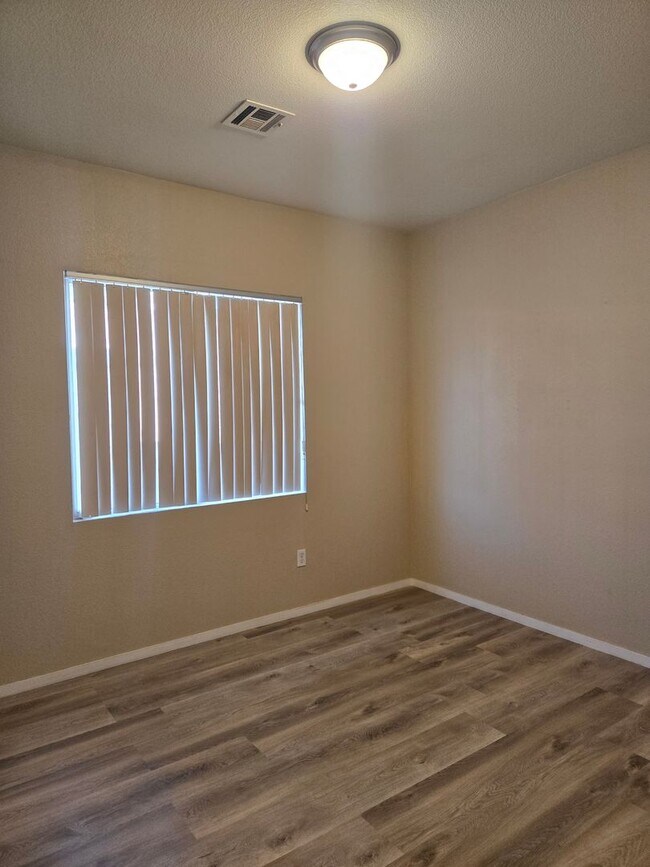 Building Photo - 2 Story Home with 5 Bedrooms