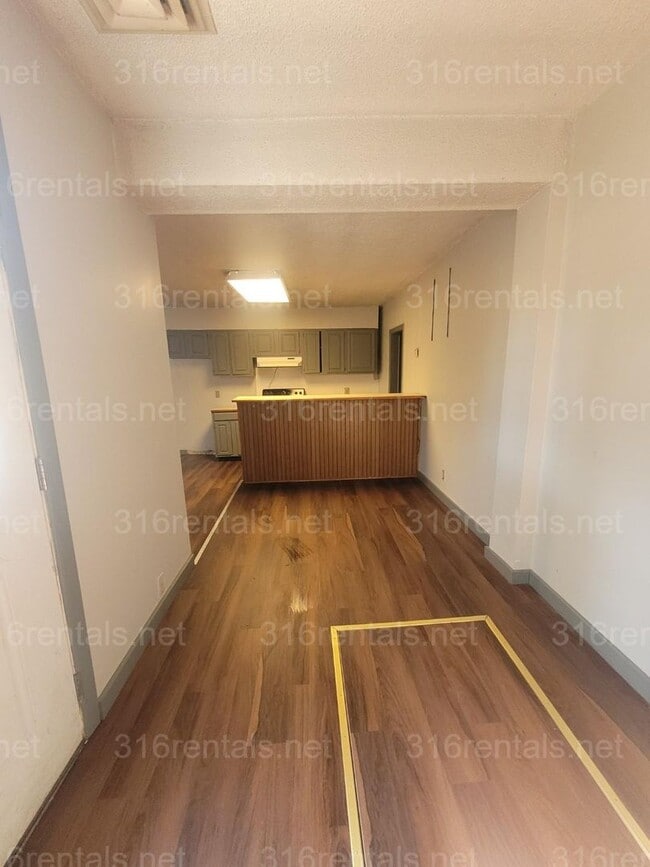 Building Photo - $850 - 2 bed 1 bath - Single Family Home