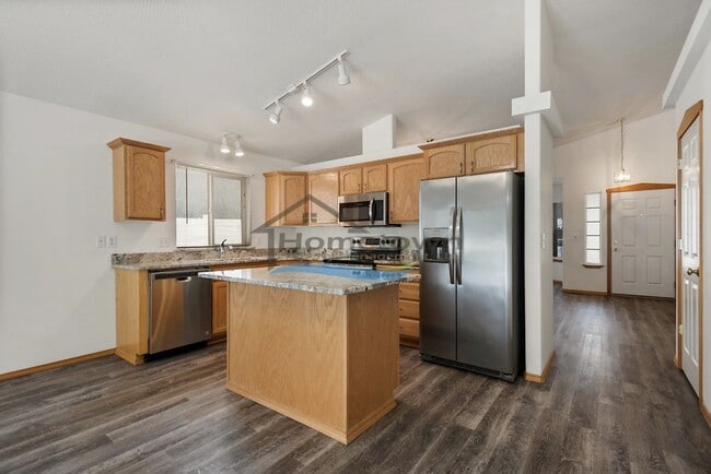 Building Photo - Lovely 3 Bedroom 2 Bath Home w/ 2 Car Gara...