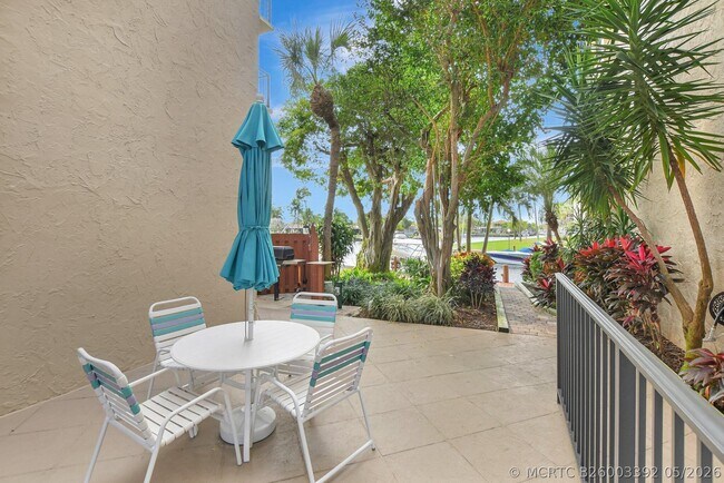 Building Photo - 8 Royal Palm Way