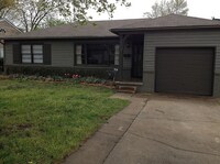 Building Photo - 4 Bed | 2 Bath in Midtown!