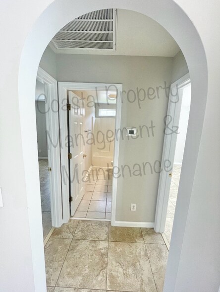 Building Photo - 1156 Great Lakes Cir