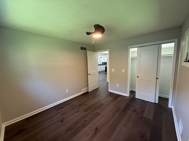 Building Photo - Westwood KS Renovated 3 Bed/2.5 Bath MainLevel Home with Attached Garage and Utilities w/Fee, Own...