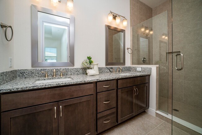 Building Photo - Stunning  MOVE-IN READY TOWNHOME in. Exqui...