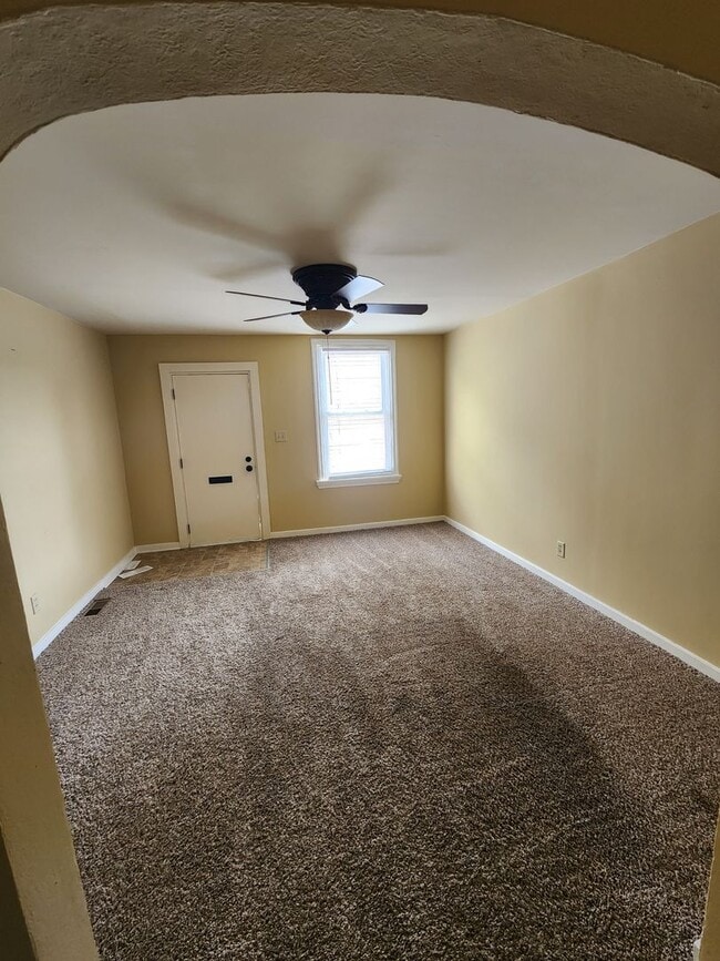 Building Photo - 2 Bedroom Single Family Home