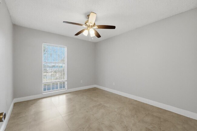 Building Photo - 7980 N French Dr