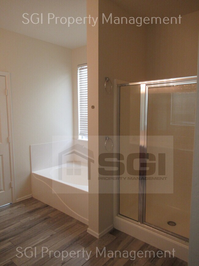 Building Photo - 3123 W Pleasant Ln