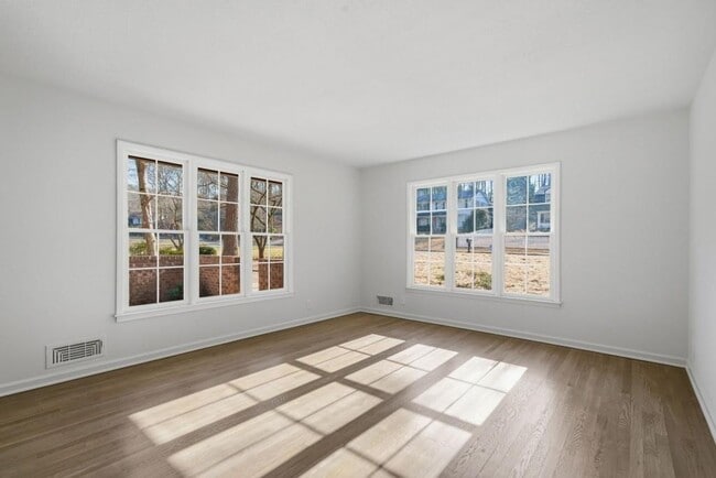 Building Photo - 2751 Cedarbrook Dr