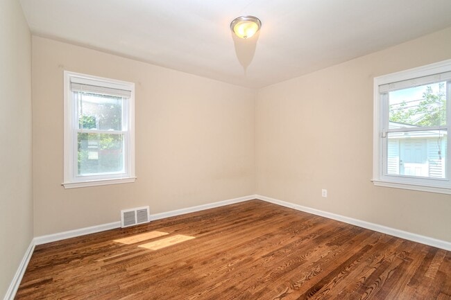 Building Photo - Stunning 4-Bedroom, 2-Bath Home with Moder...