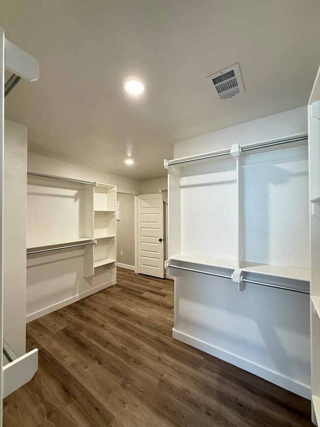 Building Photo - 6101 Poppy Dr