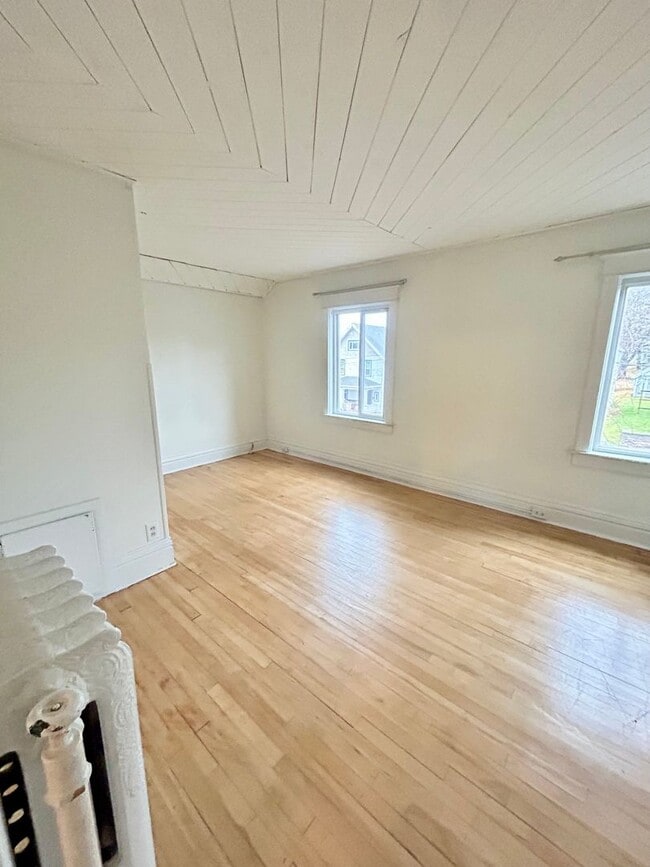 Building Photo - AVAILABLE December! - 3 Bed 1 Bath Home - With Fenced In Yard!