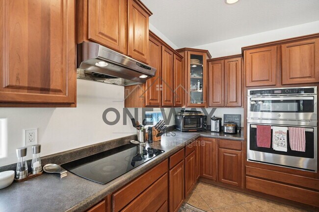 Building Photo - 587 E Benrich Dr