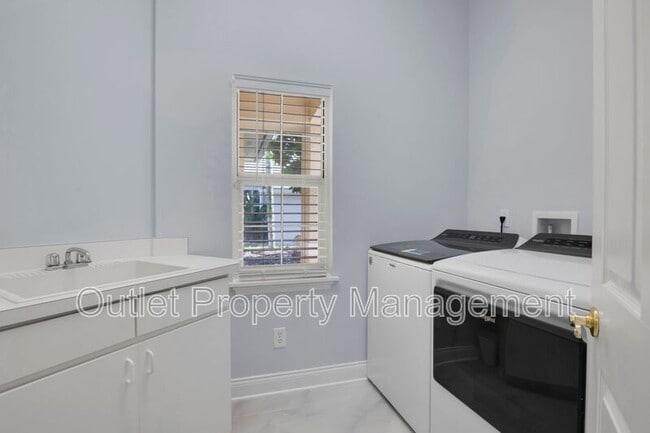 Building Photo - 10842 Woodchase Cir